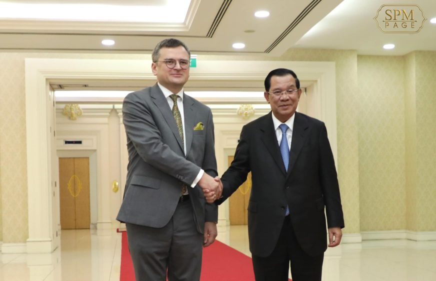 លោកនាយករដ្ឋមន្ត្រី ហ៊ុន សែន កំពុងចាប់ដៃជាមួយរដ្ឋមន្ត្រីការបរទេសអ៊ុយក្រែន លោក ដឹមីត្រូ គូលេបា (Dmytro Kuleba) ក្នុងឱកាសចូលជួបសម្តែងការគួរសម និងពិភាក្សាការងារនៅវិមានសន្តិភាពនាព្រឹកថ្ងៃទី៩ ខែវិច្ឆិកា ឆ្នាំ២០២២។ (នាយករដ្ឋមន្ត្រី ហ៊ុន សែន)