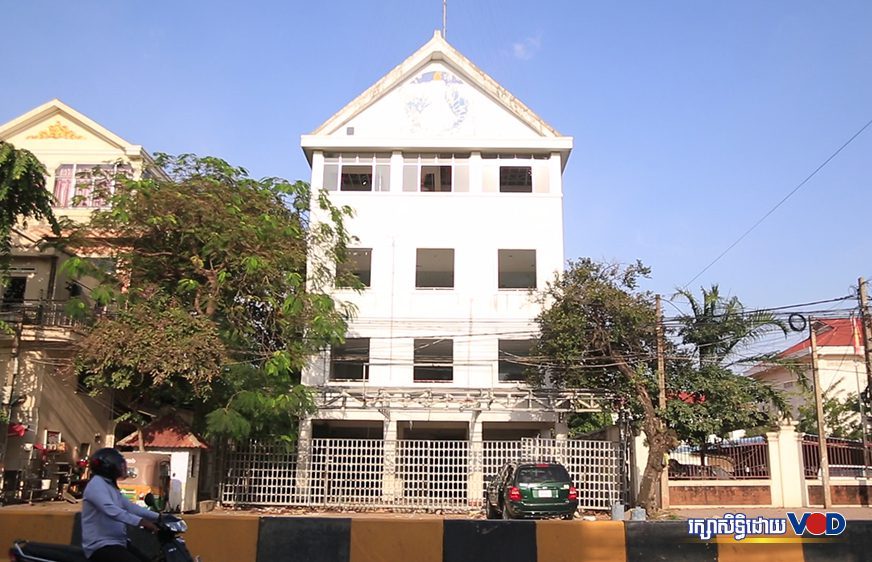 ទិដ្ឋភាពនៅពីមុខអតីតស្នាក់ការគណបក្សសង្គ្រោះជាតិ ស្ថិតនៅសង្កាត់ចាក់អង្រែលើ រាជធានីភ្នំពេញ ថ្ងៃទី១៥ ខែវិច្ឆិកា ឆ្នាំ២០២១។