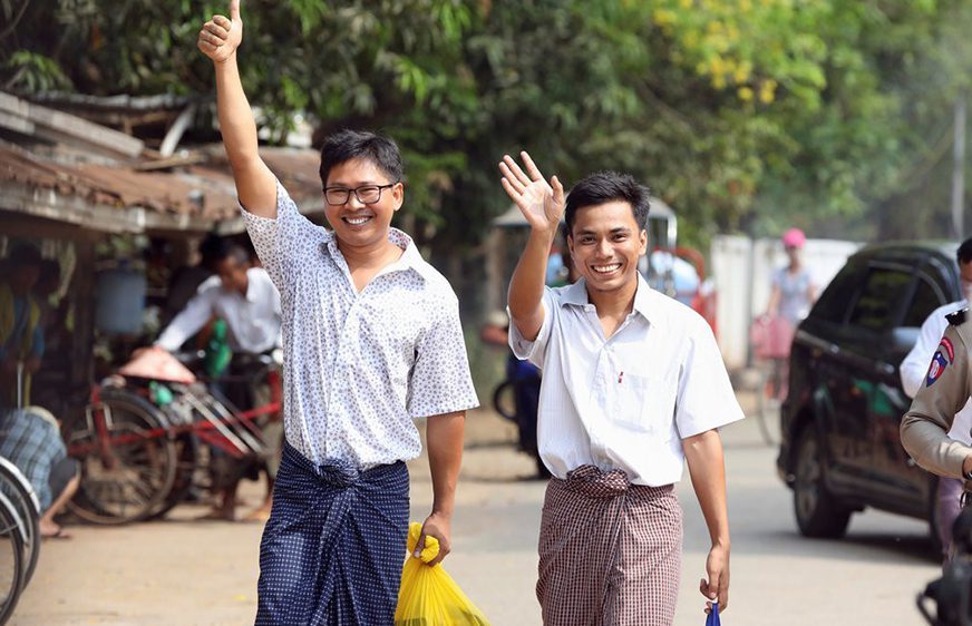 អ្នករាយការណ៍ព័ត៌មាន Reuters លោក Wa Lone និង Kyaw Soe Oo បានដើរចេញពីពន្ធនាគារក្នុងទីក្រុងយ៉ានហ្គន ប្រទេសភូមា នាថ្ងៃអង្គារ ទី០៦ ខែឧសភា ឆ្នាំ២០១៩។ រូបភាព៖ Ann Wang / Reuters